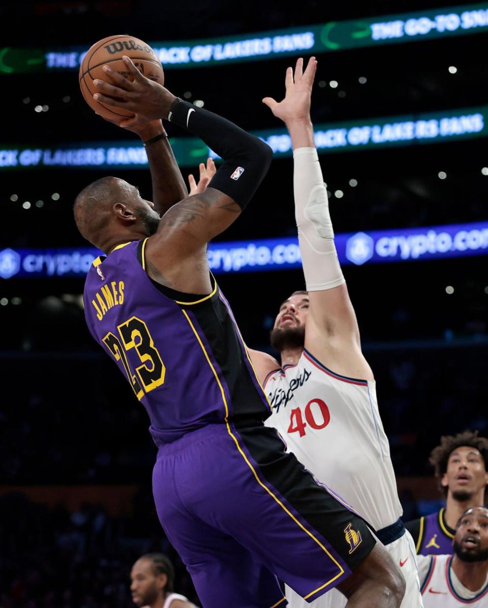  詹姆斯在日本队比赛中赛况扑朔迷离，大胜引发热议！-ayx爱游戏app